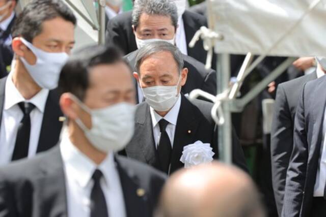 菅义伟9日在长崎和平纪念仪式中迟到1分钟（图片来源：日媒）