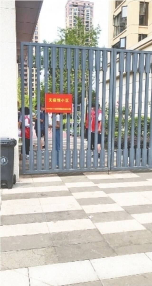 4名生鲜店员打地铺坚持保供