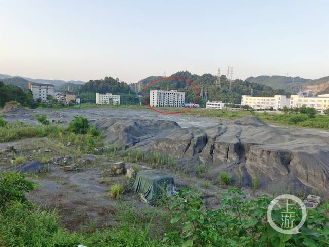 2017年，清江缘公司获得这宗土地使用权后，进行了“三通一平”，并建了一栋房屋（图中红圈处）。图片来源/受访者供图