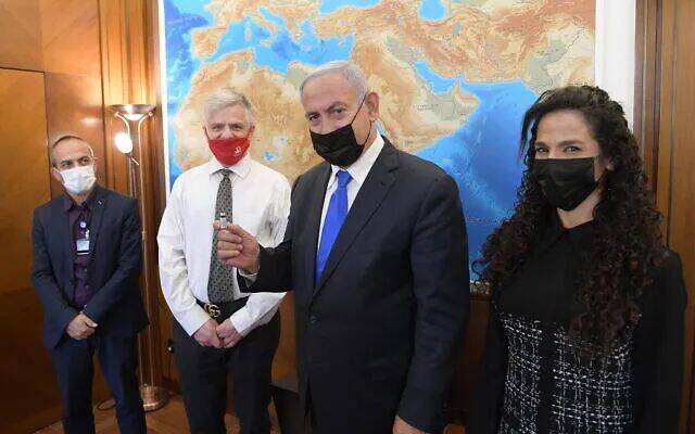 以色列总理会见阿尔伯教授（左二）。图源：以色列政府新闻办公室