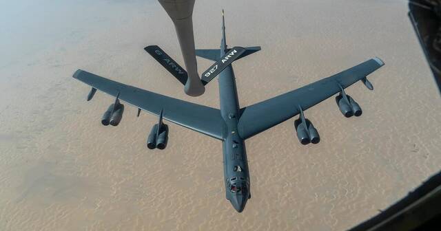 美军在近日空袭行动中出动了B-52战略轰炸机
