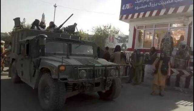 塔利班武装分子在阿富汗北部一处检查点
