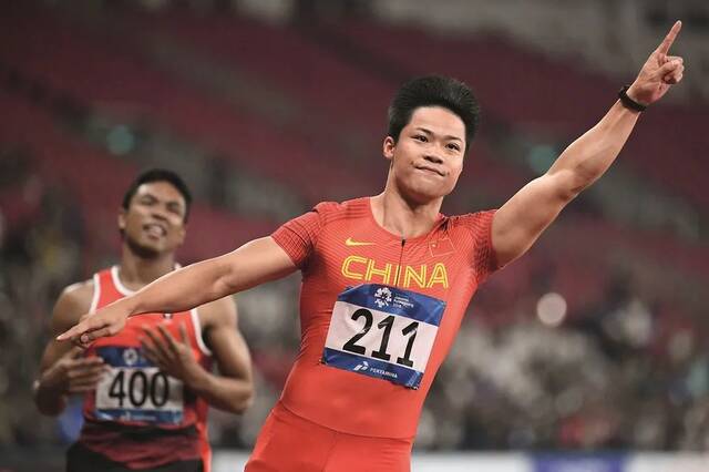 ·2018年8月26日，苏炳添在雅加达亚运会男子100米决赛中以9秒92的成绩夺冠，亮出了他的“朝天指”。