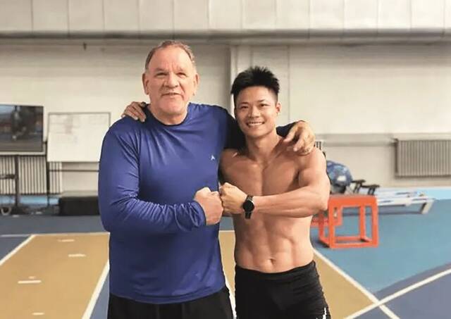 ·2017年，外籍教练兰迪·享廷顿正式开始帮助苏炳添训练。