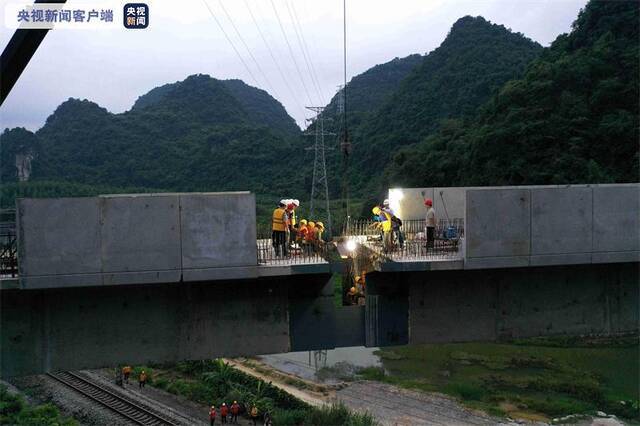 贵南高铁河池动货基地联络线2号大桥成功合龙