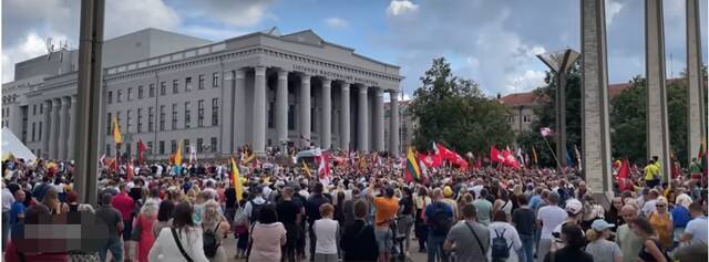 立陶宛首都爆发抗议活动，执法人员用催泪瓦斯驱散抗议者，扎哈罗娃发文讽刺！