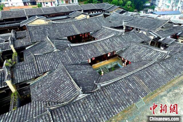 仁和庄是一座由青石建成的庄寨，历经百年如初。王东明摄