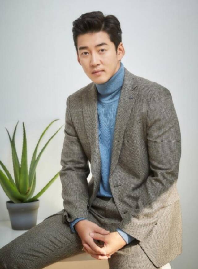 韩国演员尹启相宣布将结婚 女方系化妆品事业家