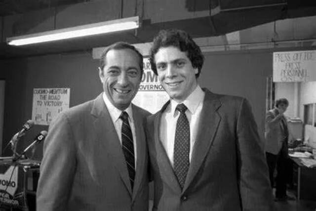 ·1982年，20多岁的科莫（右）帮助他的父亲竞选纽约州州长。