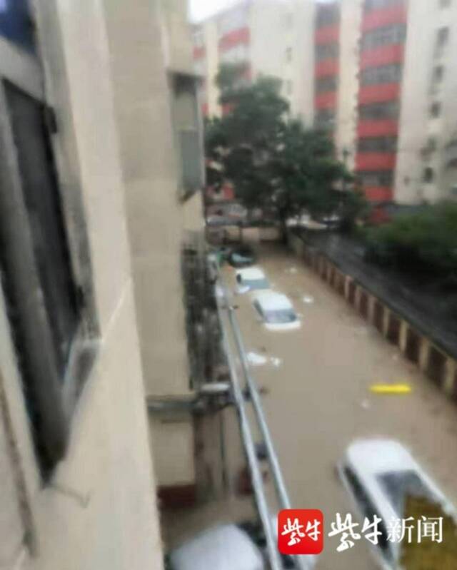 小王表哥家暴雨期间出现积水