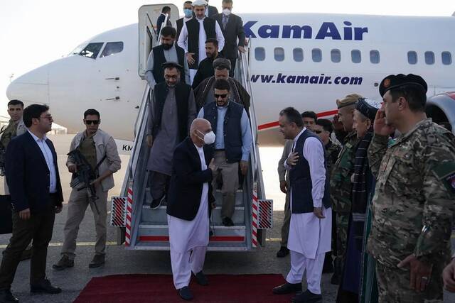 当地时间2021年8月11日，阿富汗巴尔赫省首府马扎里沙里夫，阿富汗总统加尼（中）乘机抵达以鼓舞士气。视觉中国图