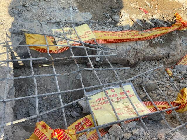 7月14日下午，柳州的马路上等待替换的老旧燃气铁管。新京报记者苑苏文摄