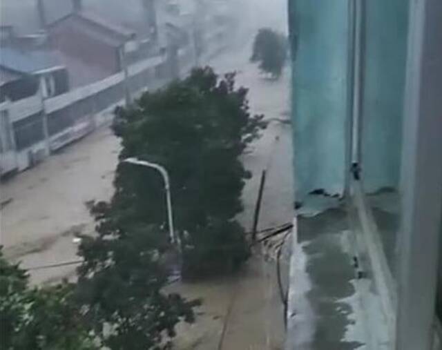 湖北应急厅工作组已赴随州暴雨现场，柳林镇镇区积水2.46米