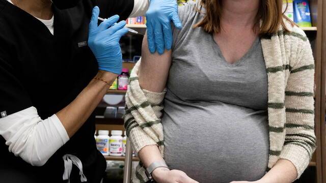 美国宾夕法尼亚州一位孕妇接种新冠疫苗图源：路透社