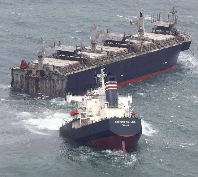 巴拿马籍货船断成两半（图片来源：日媒）