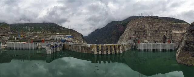 这是6月28日拍摄的白鹤滩水电站大坝（无人机拼接照片）。新华社记者江文耀摄