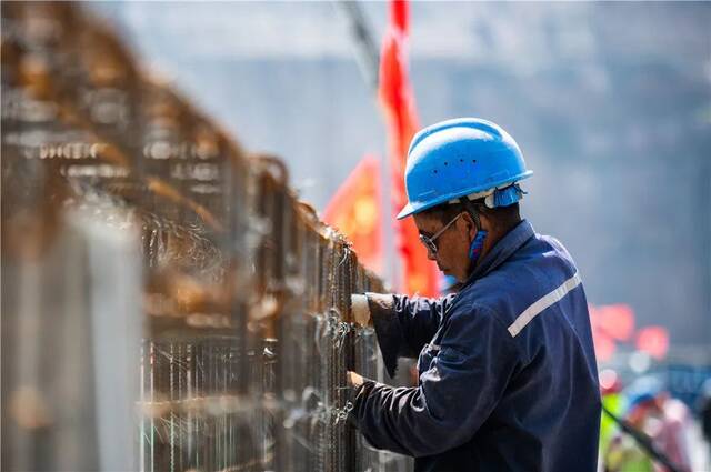 工人对白鹤滩水电站大坝进行养护（5月31日摄）。新华社记者王冠森摄