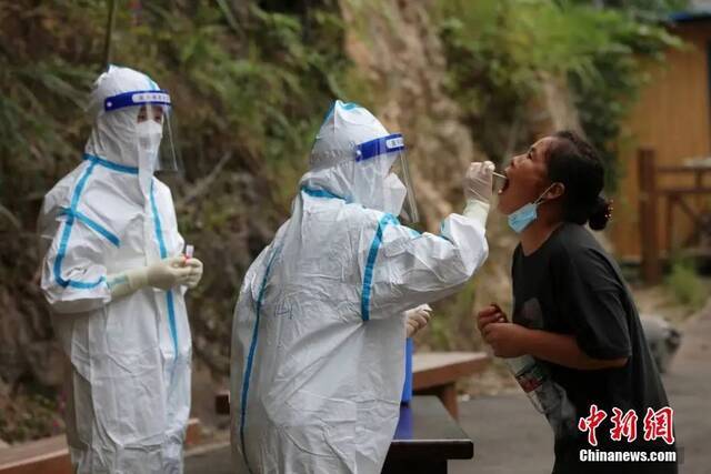 资料图：民众在做核酸检测。吴勇兵摄