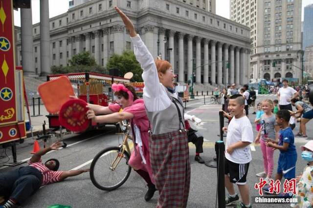 当地时间8月7日，美国纽约举行“夏日街道”活动，期间曼哈顿部分街道禁止机动车通行，以供人们骑行、健身或参加临时设置的娱乐项目。