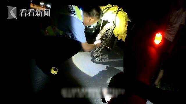 视频｜女孩载迷路老人回家刮碰自行车 民警处理很暖心