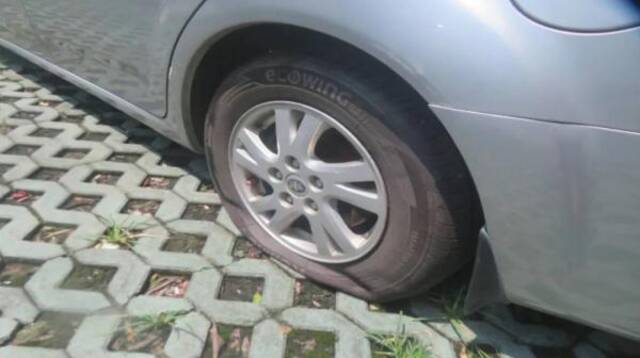 王先生之前的车被戳破了轮胎。