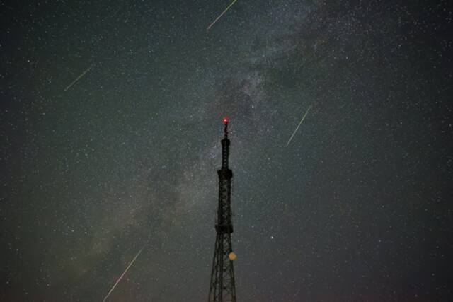 今天凌晨，北京呈现绝美夜空！“追星族”送出最新大片