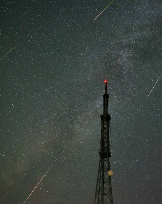 今天凌晨，北京呈现绝美夜空！“追星族”送出最新大片