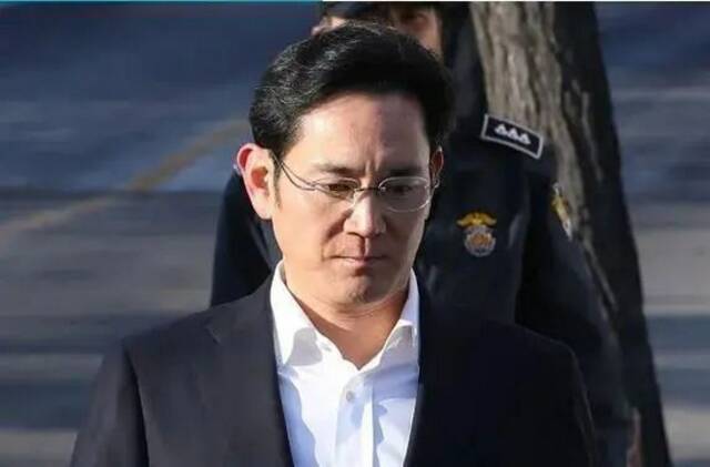 行贿2.3亿，服刑207天，三星太子获假释出狱，为“救”他韩国竟改了法律……