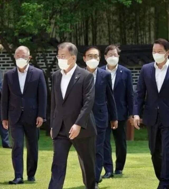 6月2日，文在寅在总统府青瓦台设宴款待韩国四大集团掌门人。