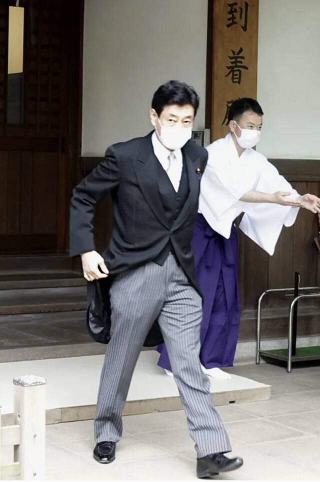 西村康稔13日参拜后走出靖国神社（图片来源：日媒）