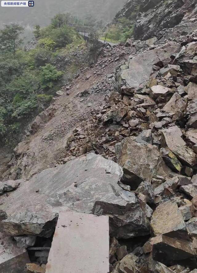 陕西多地出现大暴雨 108国道一处路段发生塌方