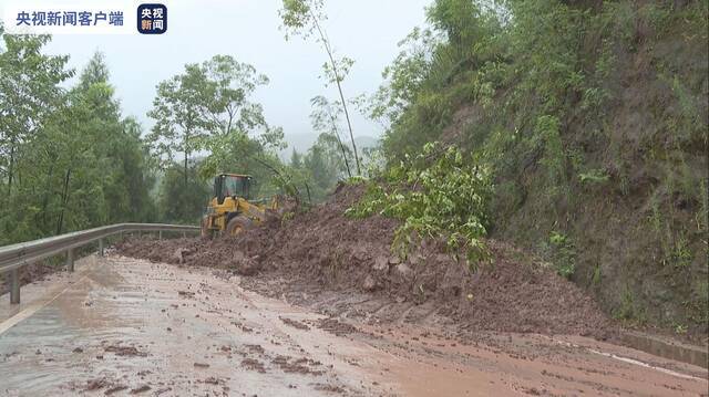 重庆暴雨致省道204忠县段发生塌方 道路中断