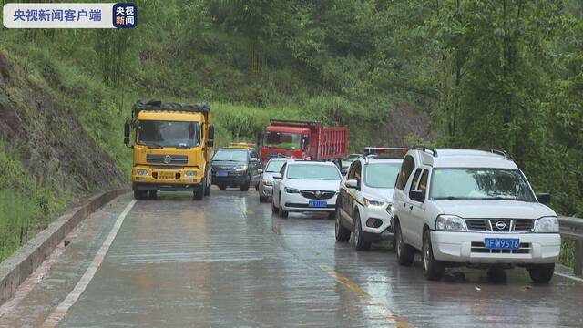 重庆暴雨致省道204忠县段发生塌方 道路中断