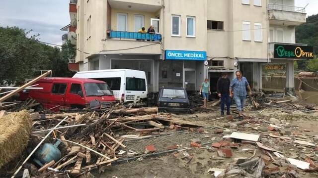 土耳其黑海地区洪灾遇难人数升至27人 搜救仍在持续