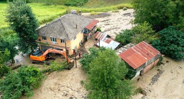 土耳其黑海地区洪灾遇难人数上升至17人 大批民众持续撤离中