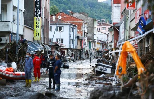 土耳其黑海地区洪灾遇难人数上升至17人 大批民众持续撤离中