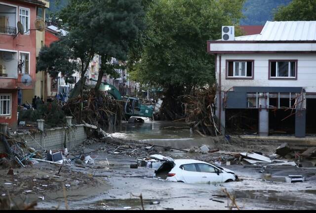 土耳其黑海地区洪灾遇难人数上升至17人 大批民众持续撤离中