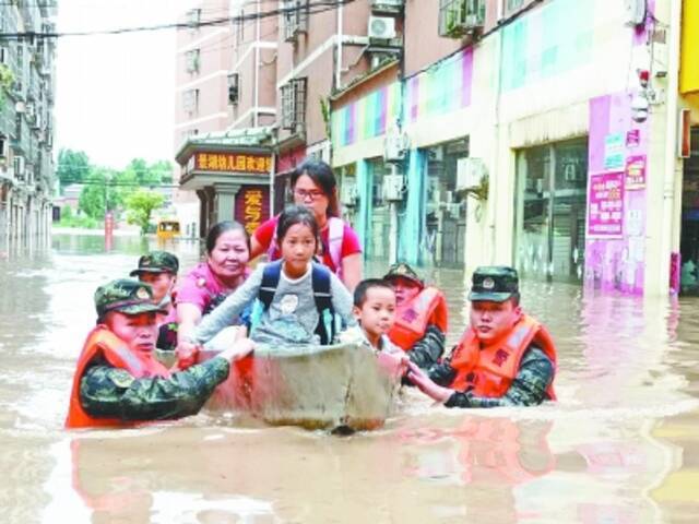 武警官兵紧急奔赴现场救援