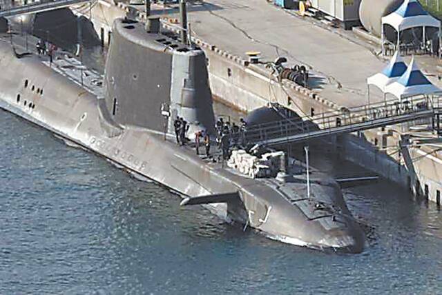 “机警”号核潜艇抵达韩国釜山港。