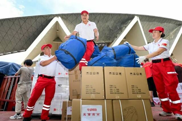 2021年7月23日，浙江省金华市区体育中心广场，社会各界捐赠的发电机、帐篷、矿泉水、方便面等价值百万元的救灾物资被装上大卡车，紧急运往河南灾区。图/中国新闻图片网