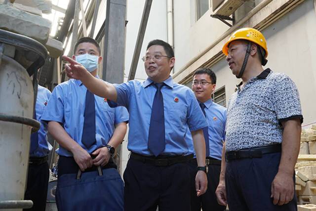 近日,湖北省长阳土家族自治县检察院检察官主动走访某铸造公司,了解企业在生产经营、法律维权等方面的需求,为企业提供法律政策解读、风险排查等法治服务。记者蒋长顺通讯员彭玉华摄