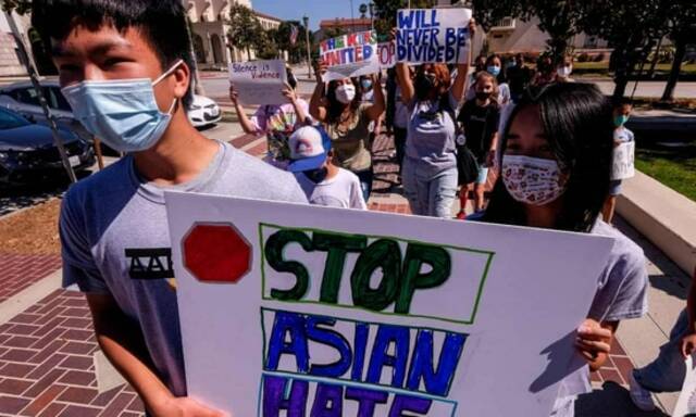 （图说：6月，在加利福尼亚州，亚裔年轻人参加了反对歧视和种族主义的集会）