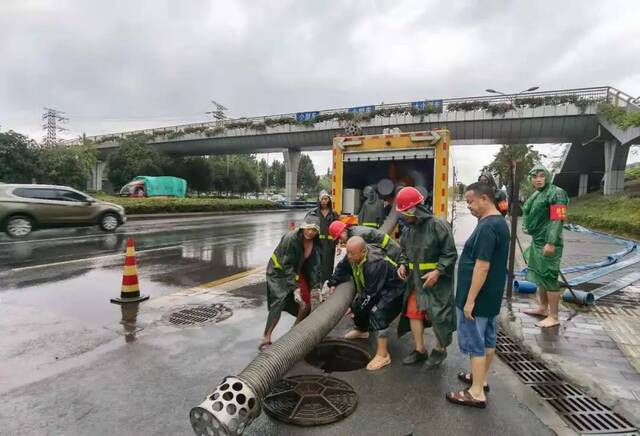 工作人员排险现场。市住房城乡建委供图