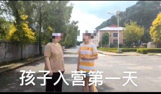 7月15日，小慧（左）入营时拍摄。受访者供图