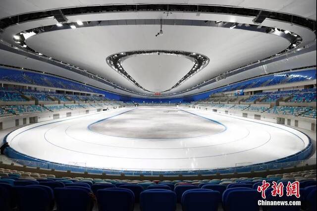 国家速滑馆是北京2022年冬奥会标志性场馆。资料图为2021年1月28日，已完成制冰的国家速滑馆。中新社记者富田摄