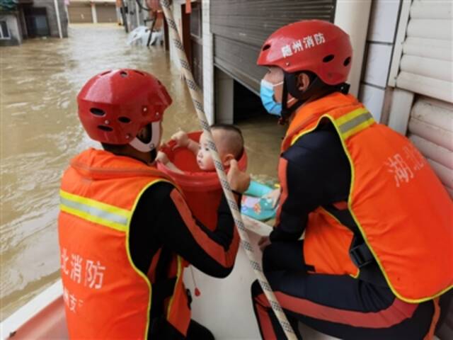 8月12日，在随州市何店镇，救援人员转移被困人员新华社发