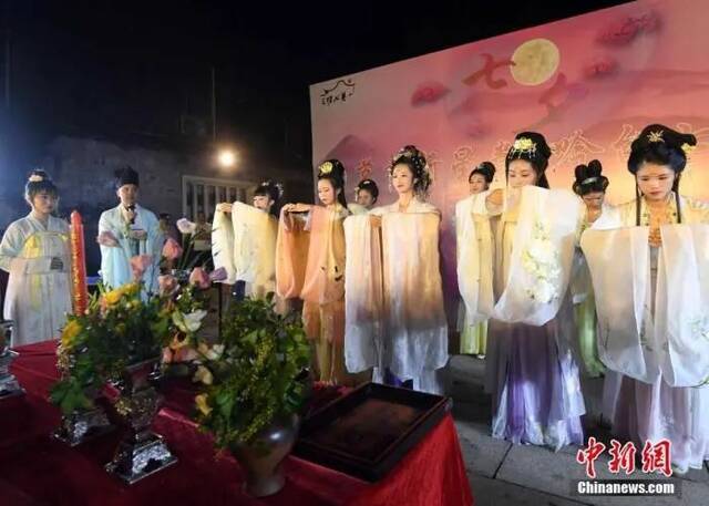 资料图：图为身着汉服的姑娘们展现了属于七夕最传统的节日文化内容——祭星乞巧。中新社记者刘可耕摄