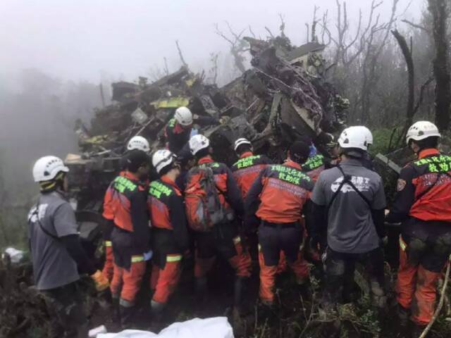 去年1月2日，救援人员在失事直升机事故现场进行搜救。台湾“中央社”（资料图）