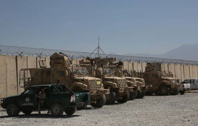 7月8日，美军遗弃的军用车辆停放在阿富汗帕尔万省的巴格拉姆空军基地内。新华社发（拉赫马图拉·阿里扎达摄）