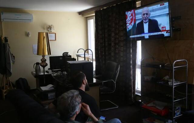 8月14日，人们在阿富汗首都喀布尔观看阿富汗总统加尼的电视讲话。新华社发（拉赫马图拉·阿里扎达摄）